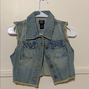 Fitted Button-Font Jean Vest
